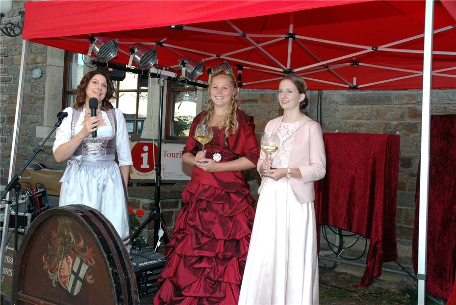 Der Weinort Altenahr lädt an
fünf Wochenenden zum Weinfest ein