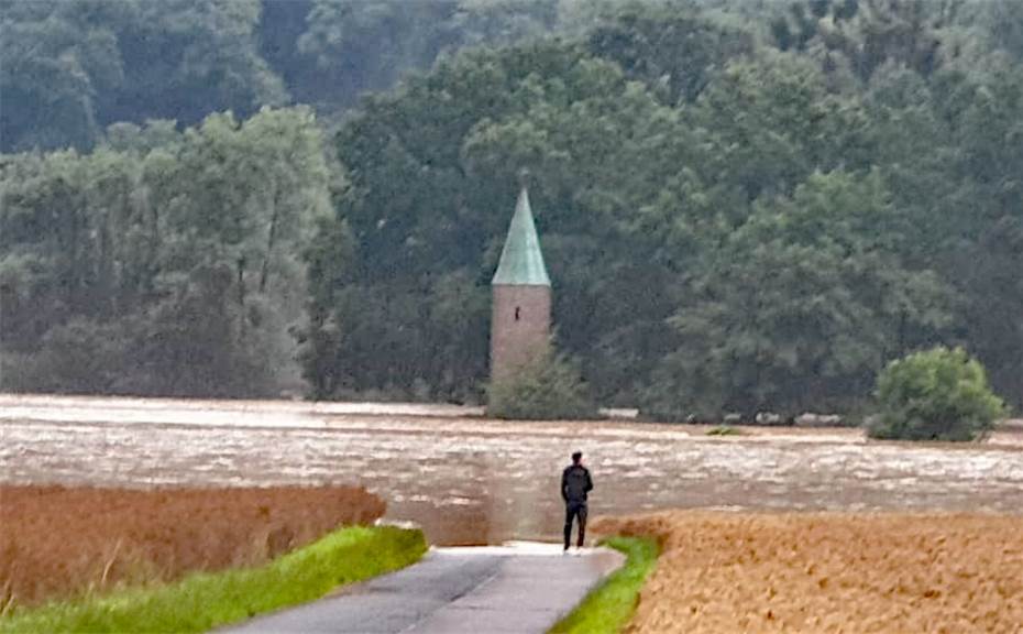 Nach Ahrhochwasser: Panzerpioniere aus Holzminden säubern Ehrenfriedhof