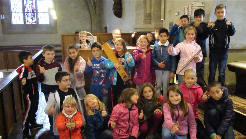 Kinder erkunden die Orgel der Pfarrkirche