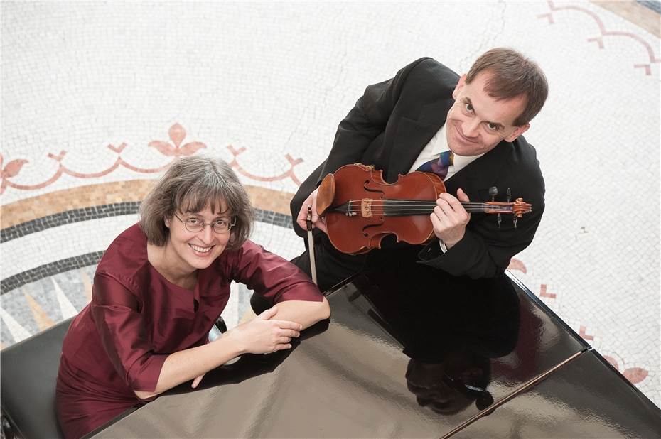 Pianistin Monika Tschurl und Geiger Michael Dartsch spielen