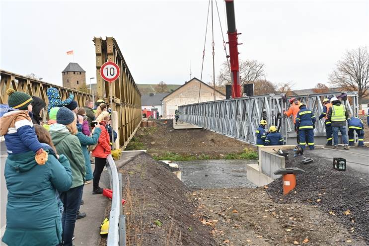 Ahrweiler: Neue Behelfsbrücke für Fußgänger und Radfahrer eingesetzt