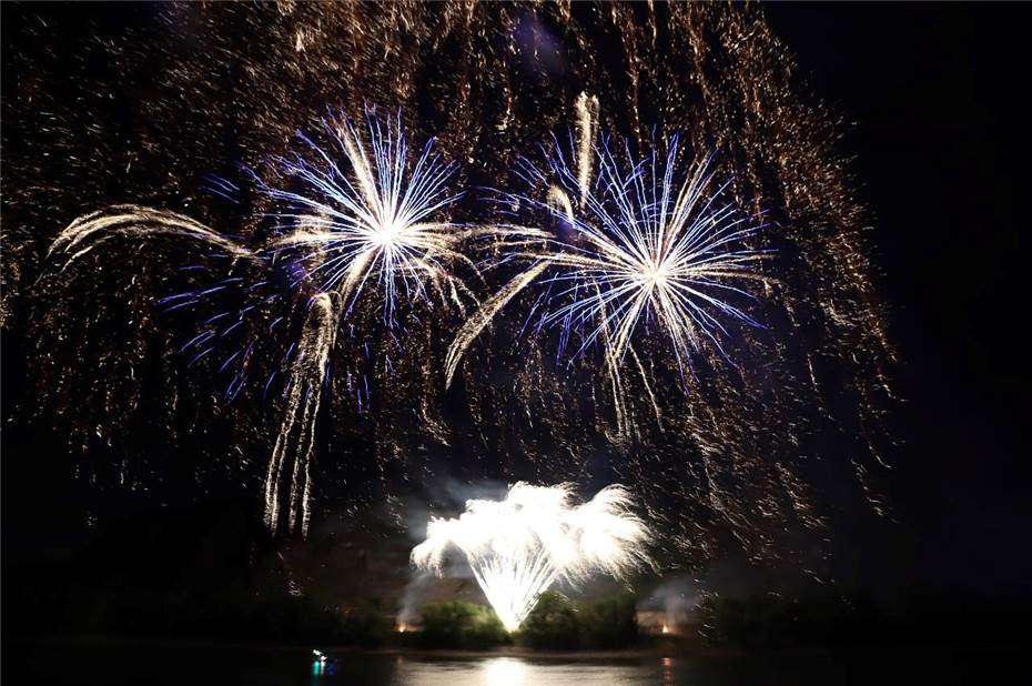 Farbenprächtiges Feuerwerk war
Höhepunkt beim „Fest der 1000 Lichter“