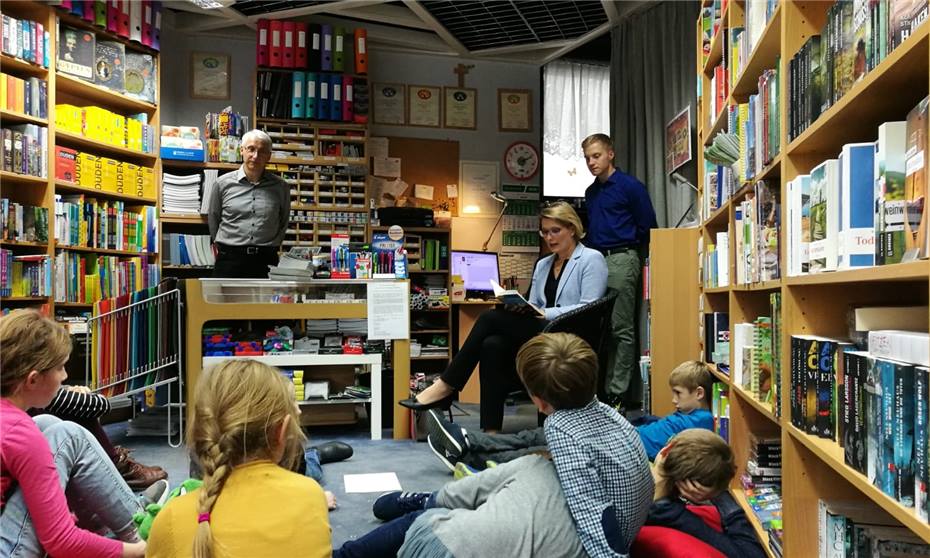 Ministerin Dr. Stefanie Hubig
liest Leseclubkindern vor