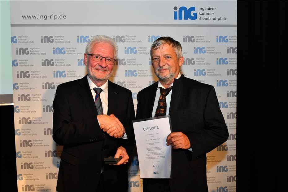 Goldene Ehrennadel für Rainer Hart aus Weißenthurm auf Symposium der Kammer