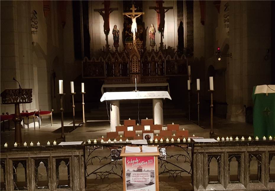 24 Lichter
leuchteten am Altar