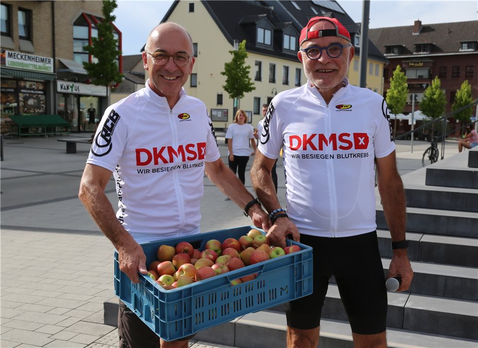 Bürgermeister Spilles
verteilt Äpfel an Radfahrer