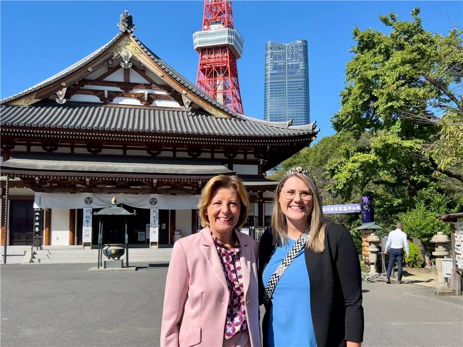 Ahrweinkönigin mit Ministerpräsidentin in Japan