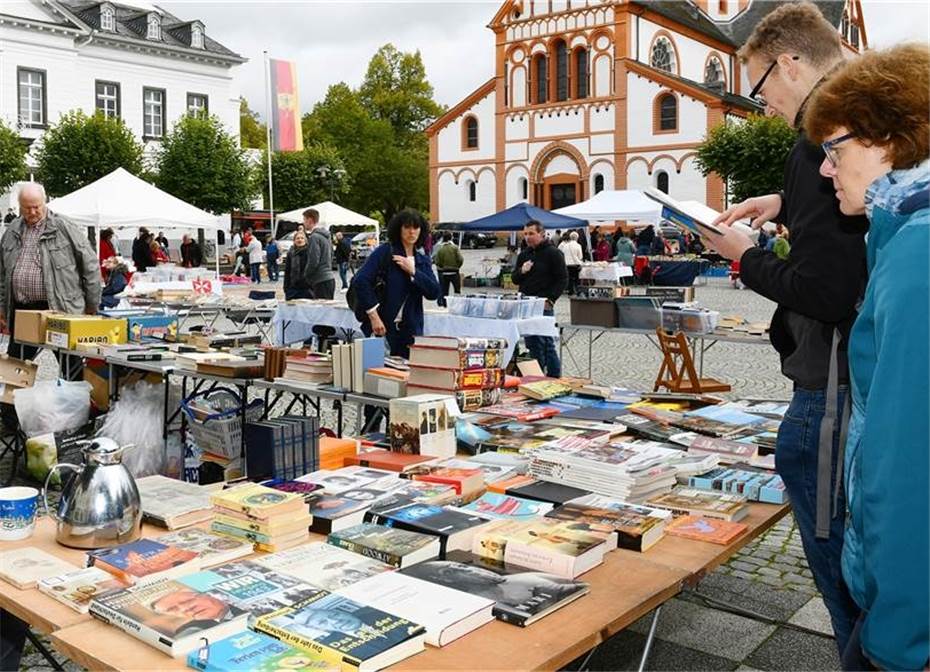 Flohmarkt, Literatur und edle Tropfen
