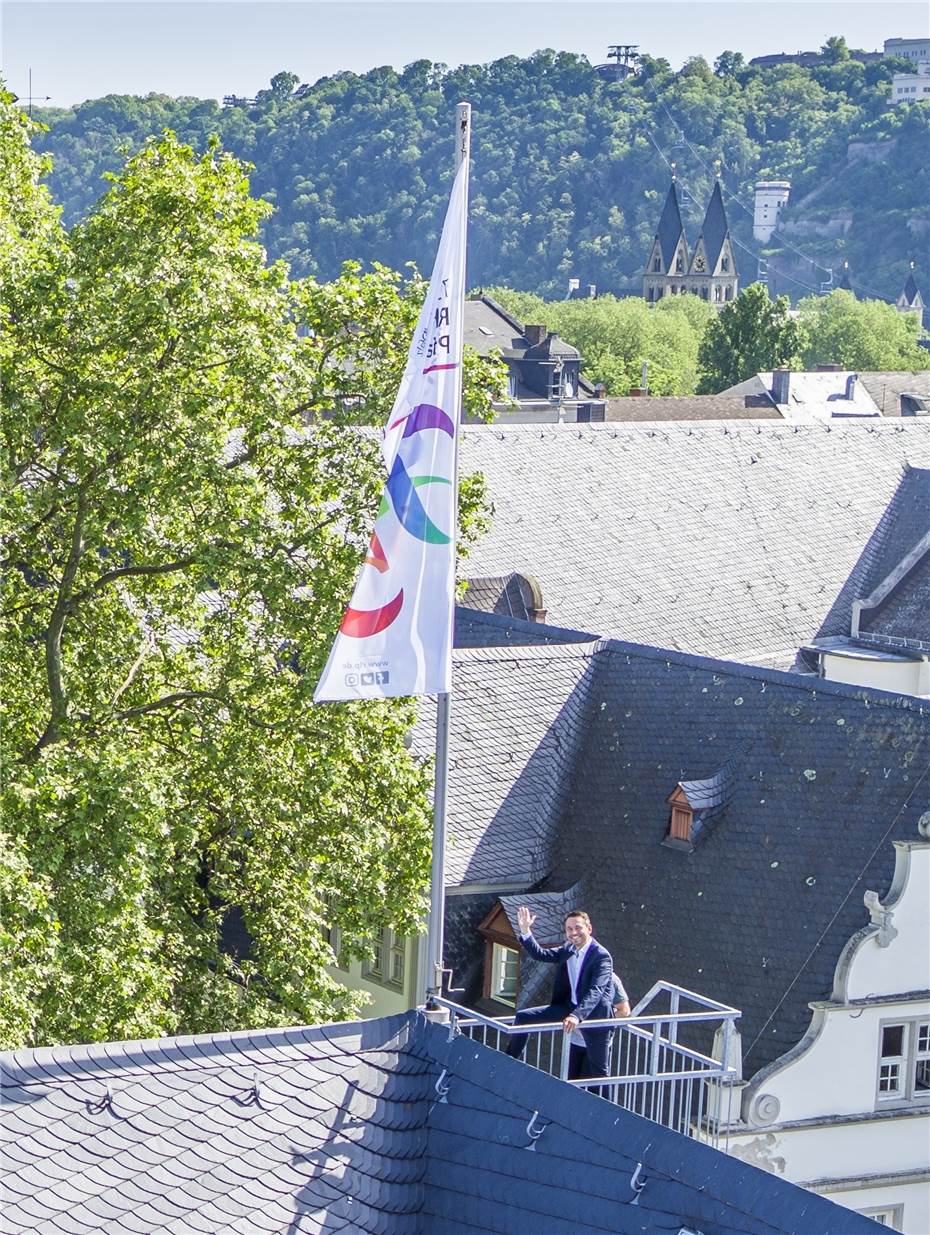 OB Langner hisst Geburtstagsfahne auf Rathausdach