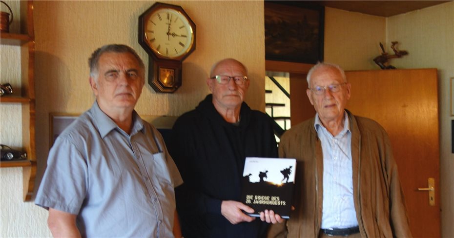 Rainer Schaffrath wird mit einem Buchpreis geehrt