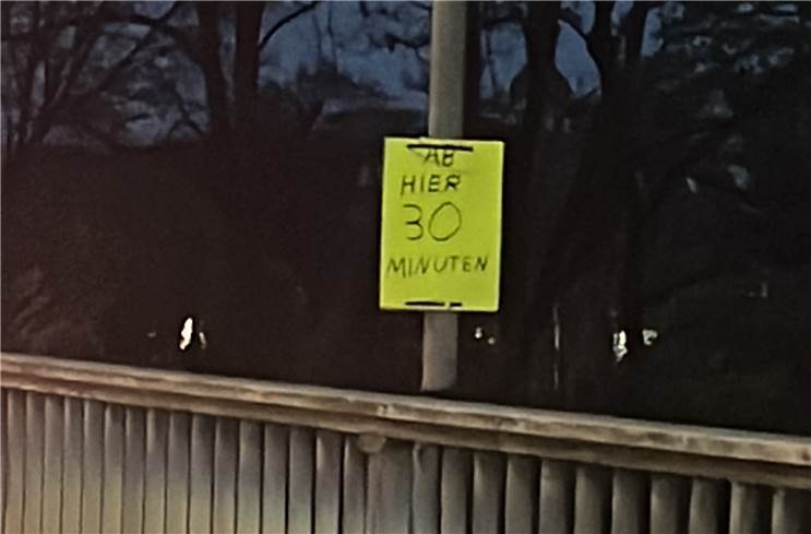 Wie im Freizeitpark: Schilder zeigen Wartezeit an Baustelle in Bad Breisig