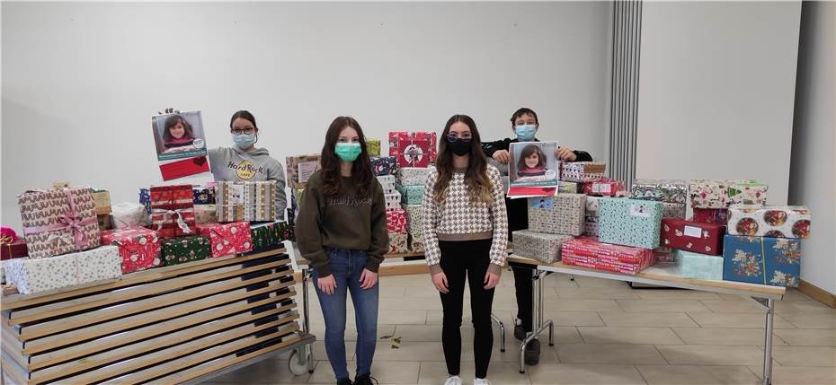 Schüler bescheren 78 Heimkinder mit Weihnachtspäckchen