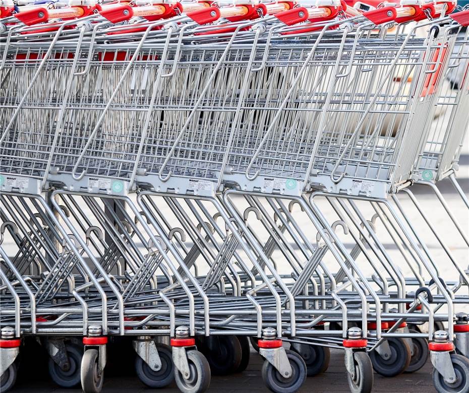 Kein Einkaufswagen: Aggressiver Supermarktkunde schlägt Verkäuferin