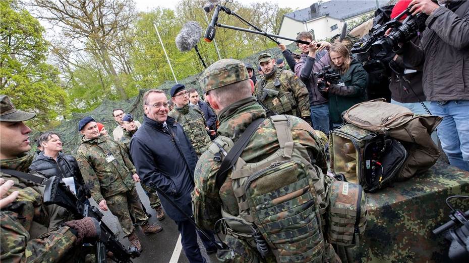 Minister Pistorius besucht das
Zentrum Operative Kommunikation der Bundeswehr in Mayen