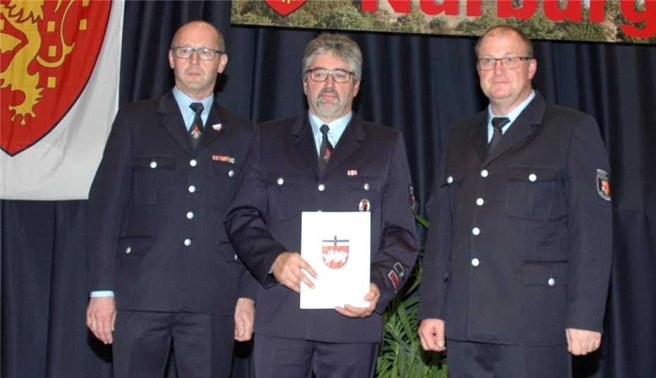 Elf Feuerwehrmänner erhielten
das Silbernen Feuerwehr-Ehrenzeichen