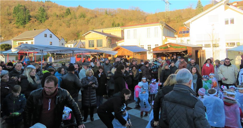 Adventsmarkt auf
dem neuen Dorfplatz