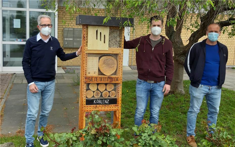 Das„Bienenkommando Koblenz“ errichtet Insektenhotels