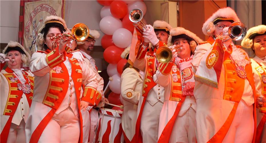 Rot-Weiße Funken zündeten
ein Feuerwerk aus Tanz und Musik
