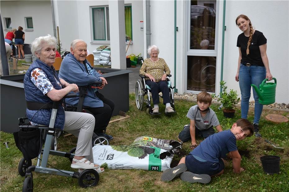 Schüler errichten und bewirtschaften gemeinsam mit Senioren einen Nutzgarten