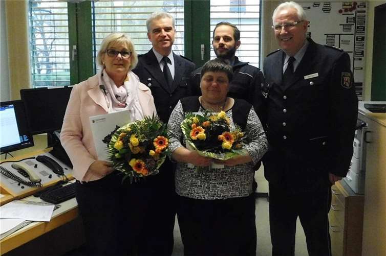  (1. Reihe li.) Doris Hellenthal, (1. Reihe re.) Bozena Zander-Pawlikowska. (2. Reihe v.l.): Ralf Schomisch (Leiter PI Remagen), Polizeioberkommissar Stefan Müller (einer der seinerzeit eingesetzten Beamten) und Polizeidirektor Gerd Bertram (Leiter der Polizeidirektion Mayen). Foto: Polizei Remagen