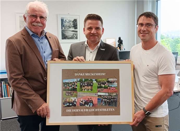 : Alfred Sebastian (l.) und Jens Fahrenbruch (r.) überreichen Bürgermeister Holger Jung zum Dank ein Bild des Leichtathletiknachwuchses.  Foto: Stadt Meckenheim