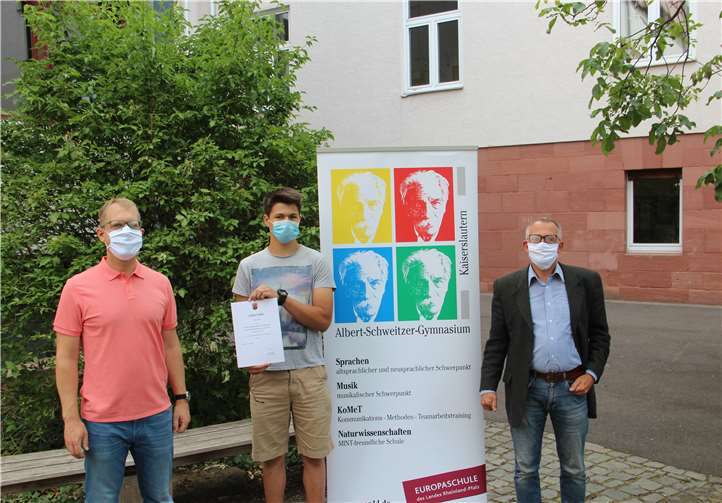 : Am 1. Juli wurde Cedric Diaz in einer kleinen Feierstunde am Albert-Schweitzer-Gymnasium Kaiserslautern, im Rahmen des 34. Landeswettbewerbs Alte Sprachen „Certamen Rheno-Palatinum“, für die Jahrgangstufe 12 mit dem Preis der Kulturdezernentin der Stadt Koblenz ausgezeichnet. Mit im Bild: Fachlehrer für Latein Kim Barkowski und Landeswettbewerbsleiter Dr. Hartmut Wilms.Fotos: Dr. Hartmut Wilms