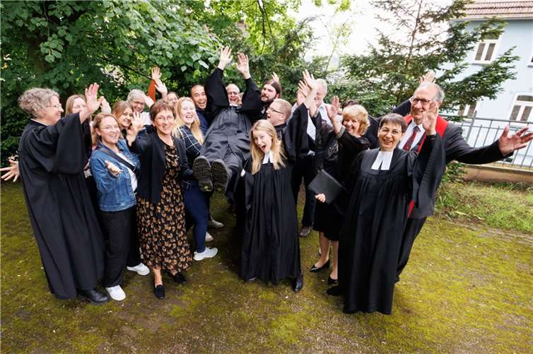 : Am Ende lassen sie „ihren“ Pfarrer noch einmal hochleben: Pfarrer Matthias Neuesüß inmitten seiner KollegInnen, seiner Familie, seiner Freunde und Weggefährten. Foto: Peter Bongard