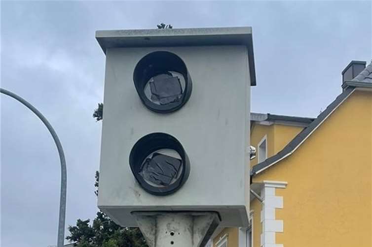  Am heutigen Morgen wurde ein Blitzer durch einen unbekannten Täter mithilfe von Klebeband außer Betrieb gesetzt.  Foto: Polizeidirektion Koblenz
