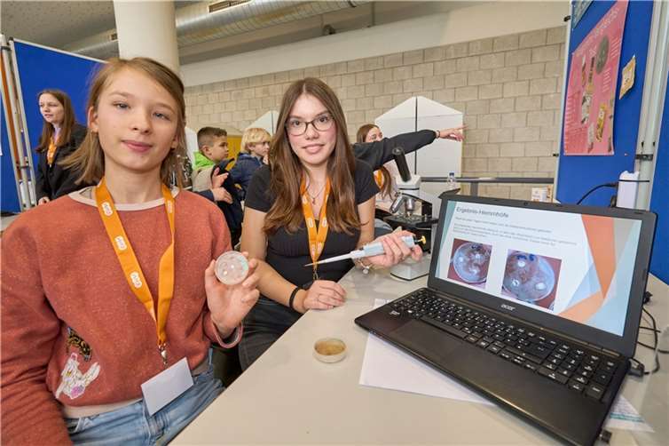 : Amy Wöhrle (links) und Marie Diederich beschäftigten sich mit der Frage, wie man Schimmel frühzeitig erkennen kann.  Fotos: Sascha Ditscher/evm