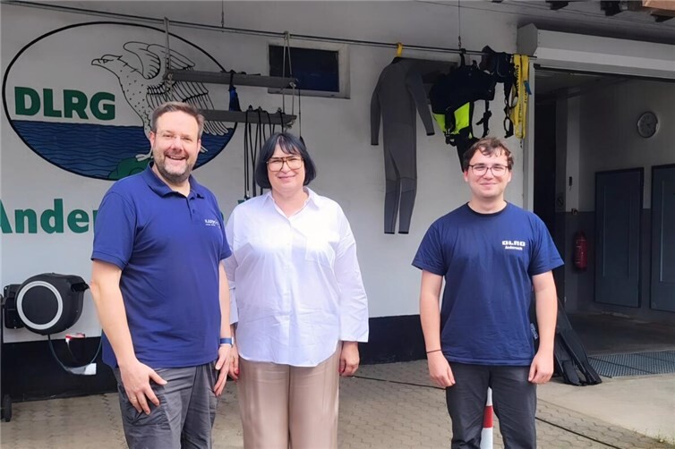  „Anette Moesta MdL informierte sich gemeinsam mit den Verantwortlichender DLRG Andernach über den innovativen mobilen Tauchcontainer.“