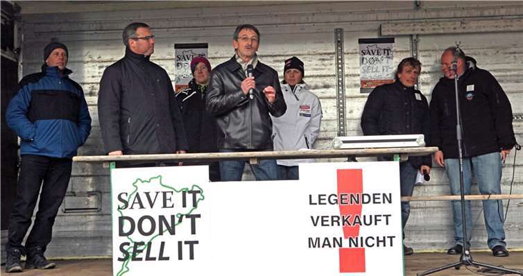  Auf dem Podium versuchten (von links) Dietmar Johnen, Horst Gies, Nicole Müller-Orth, Alexander Licht, Sabine Schmitz, Christian Menzel und Ossi Kragl, Antworten auf viele Fragen zu geben. Fotos:VJ
