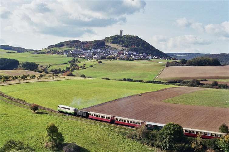 : Auf der Steilstrecke bietet sich ein toller Ausblick auf die Burg Olbrück.  Foto: Hans-Josef Merzbach