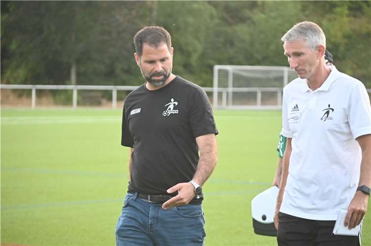 : Aus und vorbei: Nach nur vier Monaten hat Salvatore Nizza (links) seinen Rücktritt als Trainer der SG Eintracht Mendig/Bell erklärt. Während Nizza wieder die A-Junioren der SG 99 Andernach übernimmt, soll Bernd Pauly das Team von der Brauerstraße bis zur Winterpause betreuen.  Foto: SK