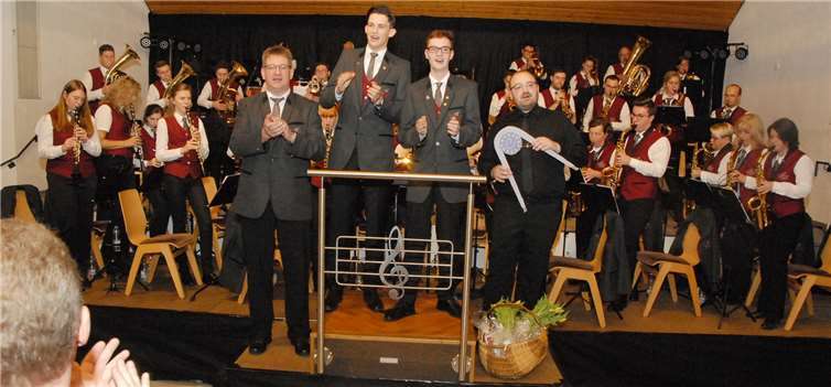  Begeisterung pur: Beim Westerwald-Lied hielt es keinen mehr auf seinem Platz. Das Blasorchester Maischeid & Stebach musste zwei Zugaben spielen. Fotos: KER