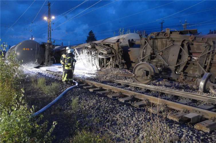  Beginn der Schaumarbeiten durch Feuerwehr Lahnstein.Fotos: Freiwillige Feuerwehr Lahnstein