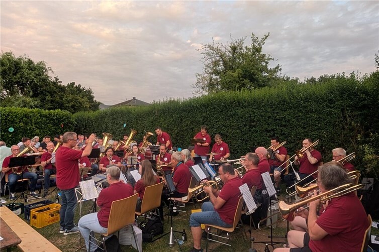  Bei sommerlicher Atmosphäre  sorgte die Stadtkapelle für einen stimmungsvollen Start in das Küttiger Kirmeswochenende. 