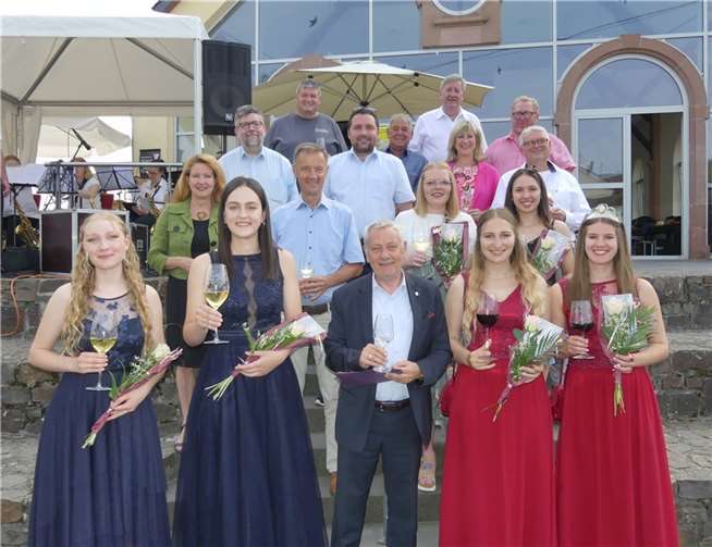 : Beim Escher Weinfest wurden mit Weinprinzessin Saskia Scharbach und Weinkönigin Clara Severin die neuen Majestäten (v.l.) vorgestellt. Fotos: TE