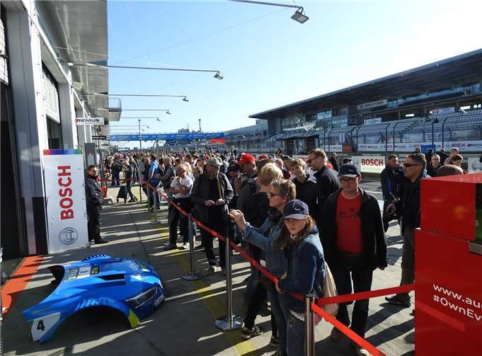 : Beim Pitwalk in der Boxengasse gab es viel zu entdecken.Fotos: WAMFO