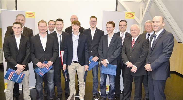 : Besonders stolz auf die neuen Gesellen waren Obermeister Manfred Krupp (l. hinten) und Kreishandwerksmeister Frank Wershofen (3. V. r.).AB