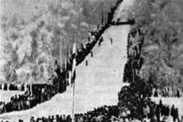 : Bis zu 1000 Zuschauer säumten einst die Sprungschanze an der Hohen Acht bei den Silvester- und Neujahrsspringen. Foto: Kreisarchiv