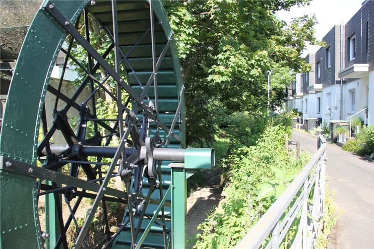 : Blick auf den trockengelegten Mühlenteich mit dem Mühlrad am Herderweg.  Foto: GS