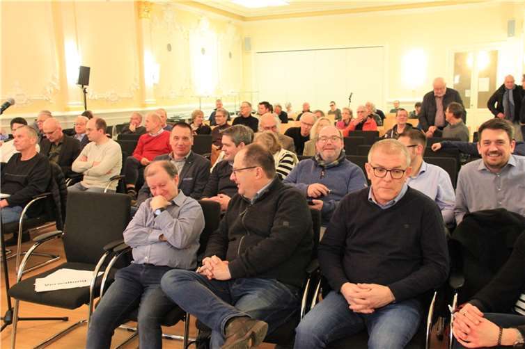 : Blick in den Ratssaal bei der Einwohnerversammlung von Bad Neuenahr-Ahrweiler. Im schnitt 60 Teilnehmer verfolgten das Geschehen online. Foto: GS
