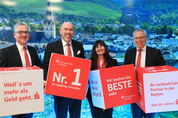 : Blicken auf ein erfolgreiches Jahr zurück: (von links) Michael Jünger (Verhinderungsvertreter), Vorstandschef Guido Mombauer, Gabriele Aßmann (Verhinderungsvertreterin) und Vorstand Achim Gemein. Foto: GS