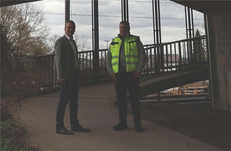: Bürgermeister Andreas Geron (l.) und Andreas Polch an der nun durch bessere Beleuchtung sicherer gemachten Treppe.  Foto: Stadt Sinzig