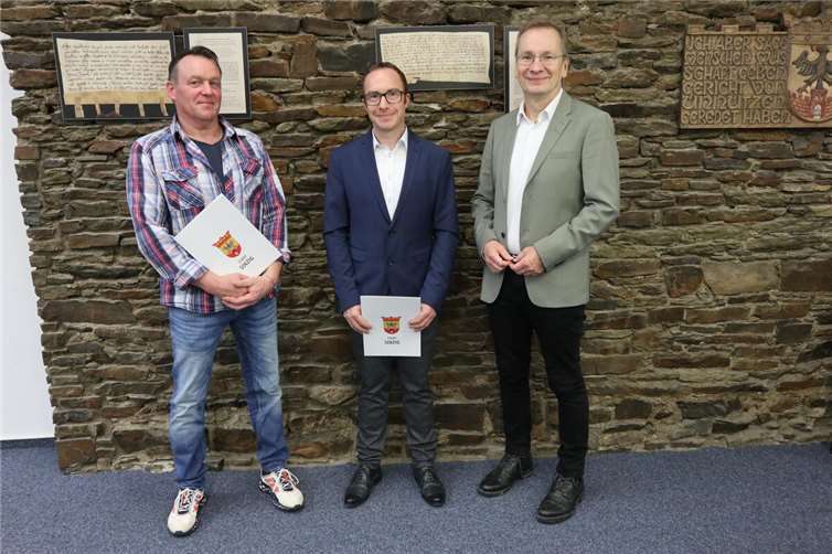 : Bürgermeister Andreas Geron (r.) gratulierte Gerald Arzdorf (l.) und Marco Knieper (Mitte) zum 25-jährigen Dienstjubiläum.  Foto: Stadtverwaltung Sinzig