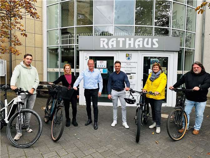 : Bürgermeister Jörg Lempertz (3.v.l) und Büroleiter Fabian Schneider (3.v.r.) geben im Beisein der Gleichstellungsbeauftragten (2.v.l.) den Startschuss für das Dienstradleasing. Vor dem Rathaus in Mendig präsentieren die Mitarbeiter Andrea Paulmann (2.v.r.), Thomas Ternes (r.) sowie der Personalratsvorsitzende Florian Rieser (l.) ihre neuen Jobräder.  Foto: Verbandsgemeinde Mendig
