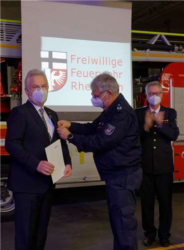 : Bürgermeister Stefan Raetz erhält die Deutsche Feuerwehr-Ehrenmedaille des Deutschen Feuerwehrverbandes (DFV). V.l.n.r.: Bürgermeister Stefan Raetz, Wehrleiter Laurenz Kreuser, Kreisbrandmeister Dirk Engstenberg.
