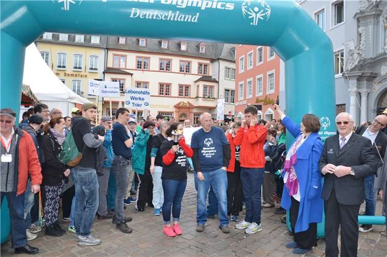  Bürgermeisterin Angelika Birk gibt den Startschuss zum inklusiven Fackellauf durch Trier. privat