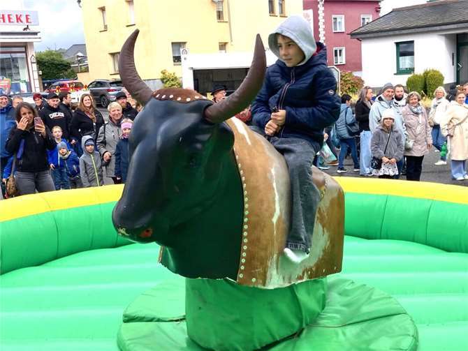 : Bullenreiten wie ein Cowboy. Junge und junggebliebene Akteure hatten dabei erkennbar großen Spaß.