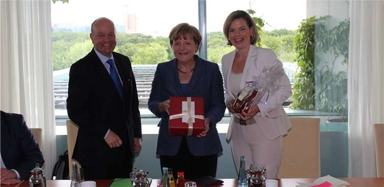  CDU Landes- und Fraktionsvorsitzende Julia Klöckner (r.) und der stellvertretende Fraktionsvorsitzende und CDU Bezirksvorsitzende Dr. Adolf Weiland überbrachten die süßen Grüße aus Polch. oto: privat